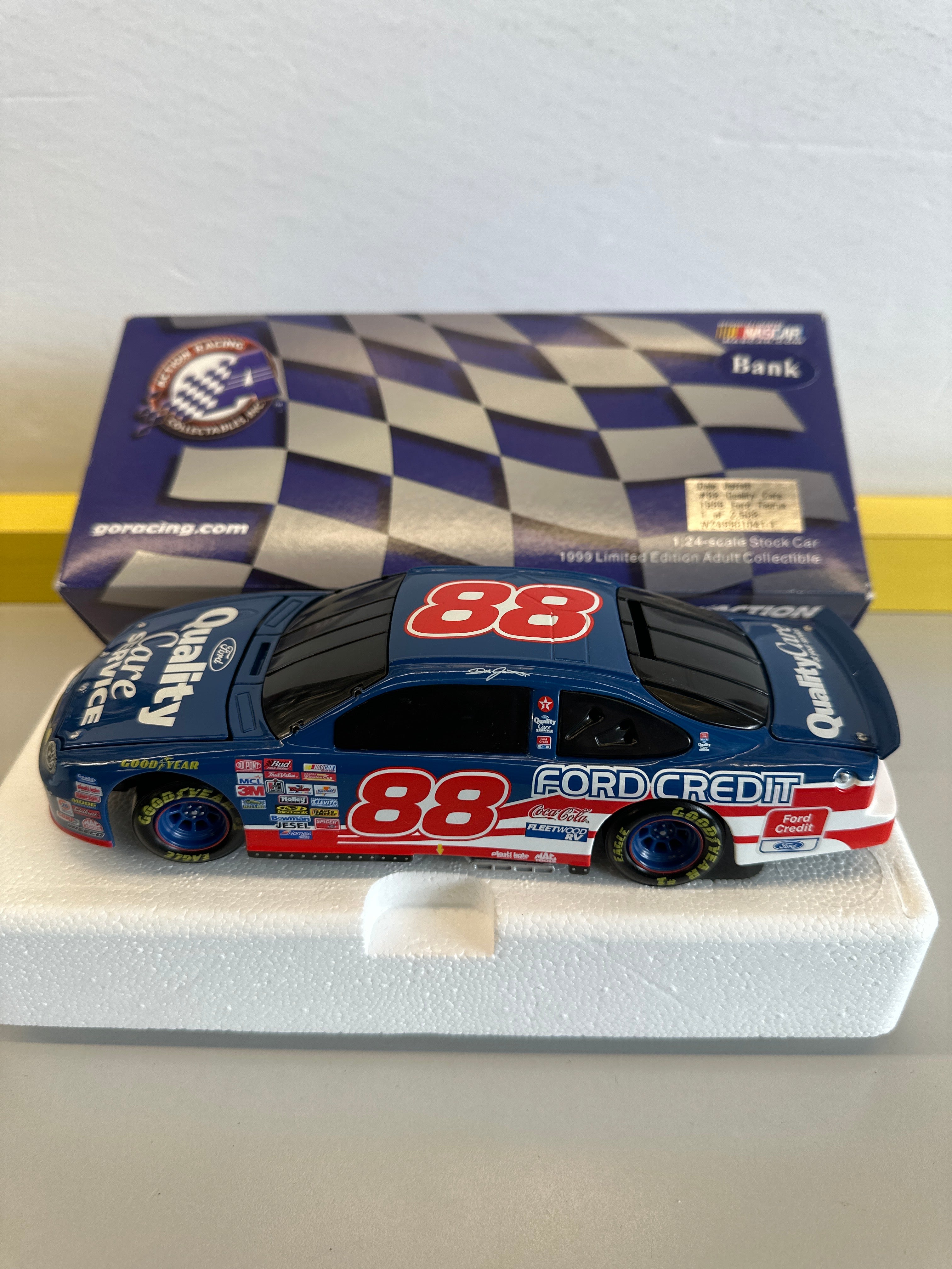 1/24 Dale Jarrett #88 Quality Care 1999 Ford Taurus