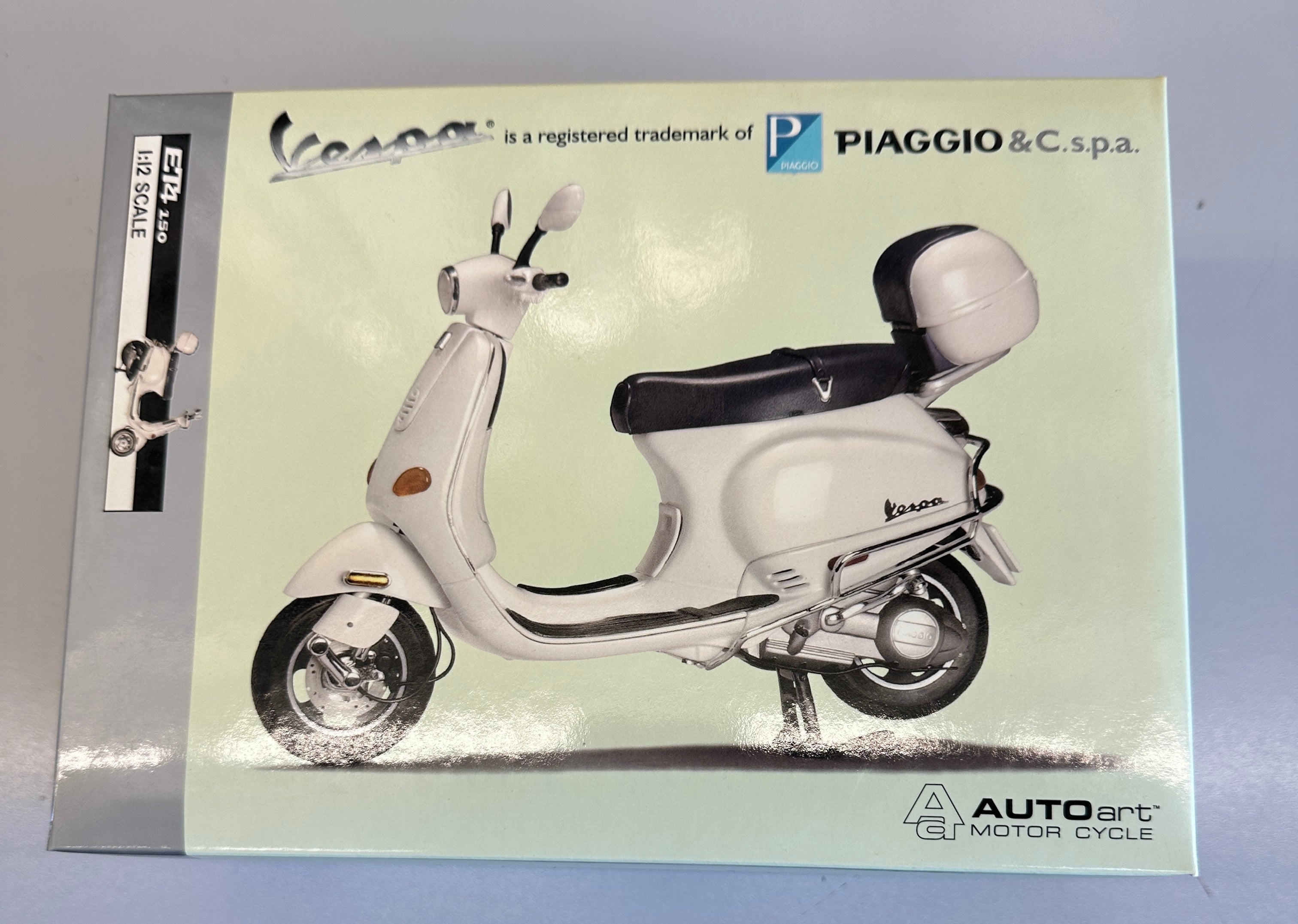 AUTOart 1/12 VESPA ET4 150 White Piaggio & C.s.p.a. Motor Cycle  diecast (12511)