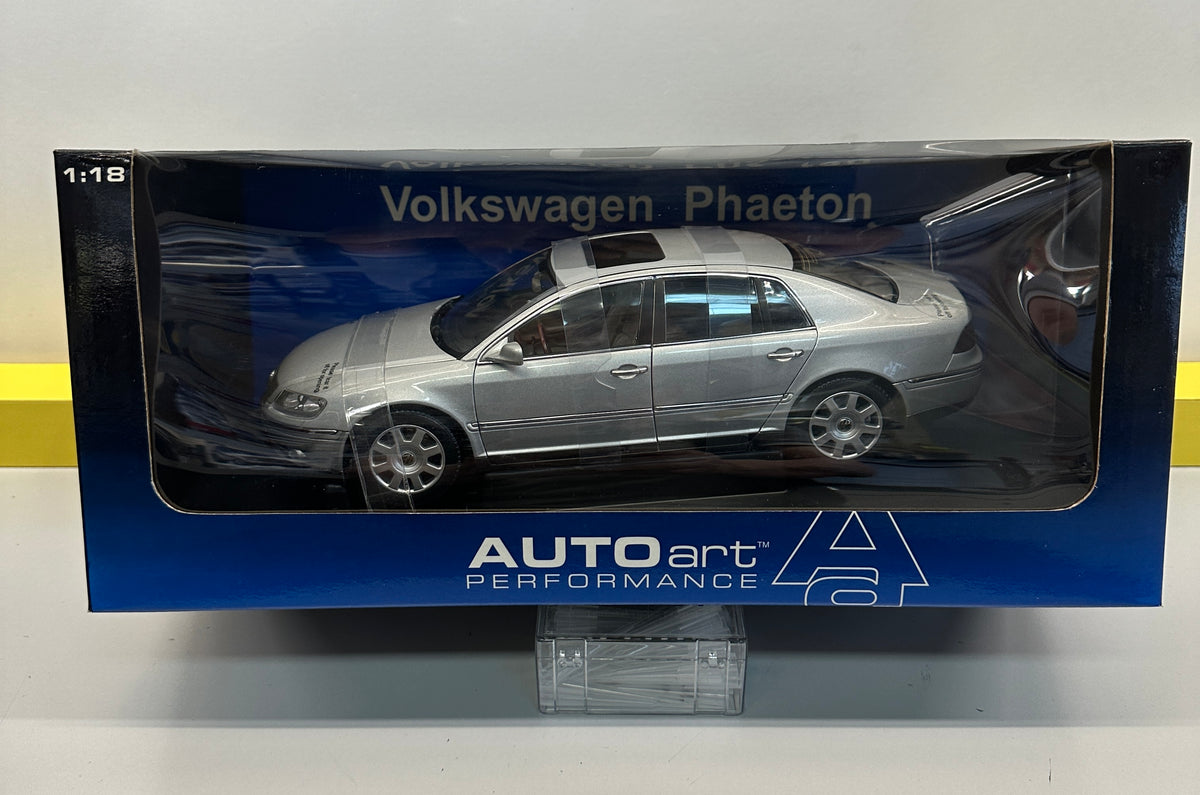 AUTOart 1/18 Volkswagen Phaeton Silver Metallic #79742