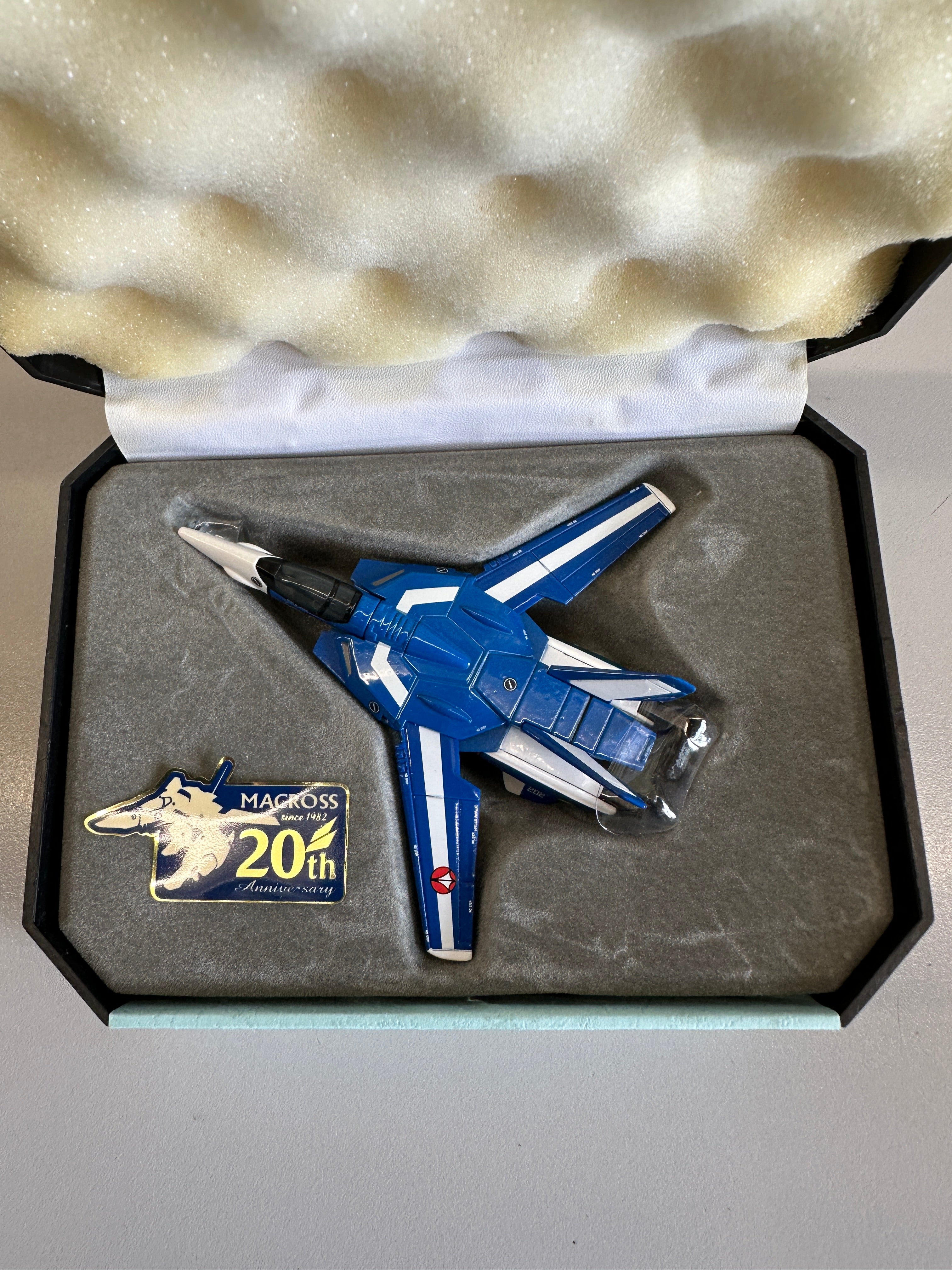 Doyusha Macross 1/144 VF-1J Valkyrie (Maximilian Jenius) Fighter Diecast 20th Anniversary (DMM-21)