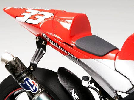 Yamaha YZR-M1'04 No.7/No.33 1/12th Scale Motorcycle Series No.100